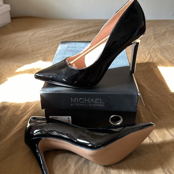 Ladies size 9 Ryleigh black pumps - Picture 3 of 5